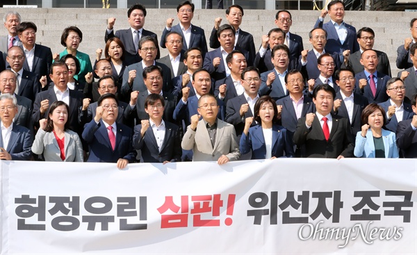 자유한국당 황교안 대표와 나경원 원내대표를 비롯한 의원들이 30일 오후 국회 본관 앞 계단에서 의원총회를 열고 구호를 외치고 있다. 