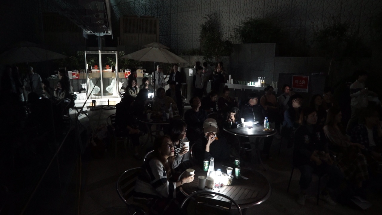  술 마시며 야외에서 밤새 영화를 관람하는 '취생몽사'. 2018년 커뮤니티비프에서 영화를 즐기는 관객들 모습