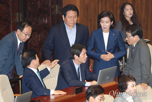 30일 오후 국회 본회의장에서 열린 경제분야 대정부질문에서 지난 26일 열렸던 본회의 당시 여야 합의 없이 정회를 선언한 이주영 국회부의장에게 더불어민주당 의원들이 사과를 요구하며 회의가 진행되지 않자 자유한국당 나경원 원내대표가 이인영 원내대표를 만나고 있다.