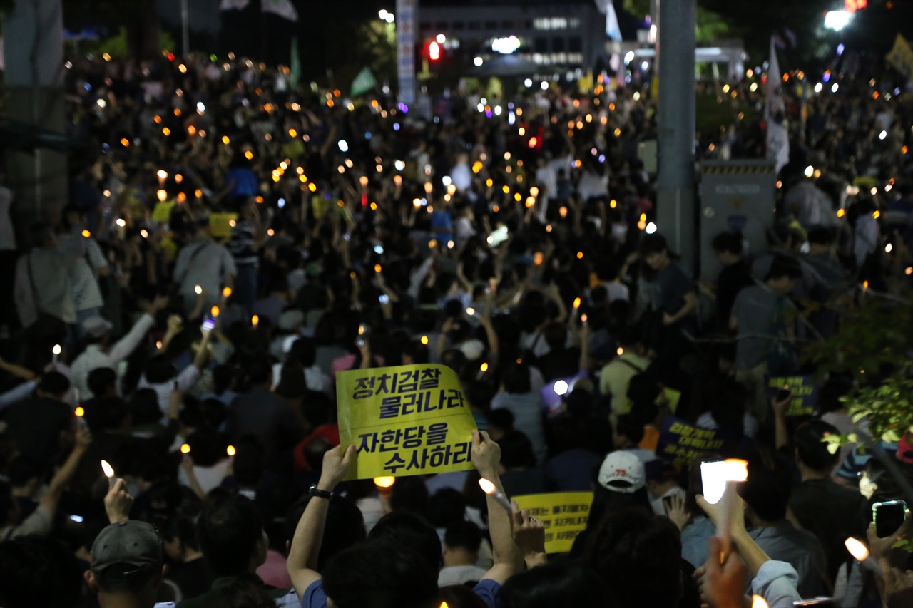 서초역 부근에서 시민들이 피켓과 촛불을 들고 집회에 참여하고 있다.