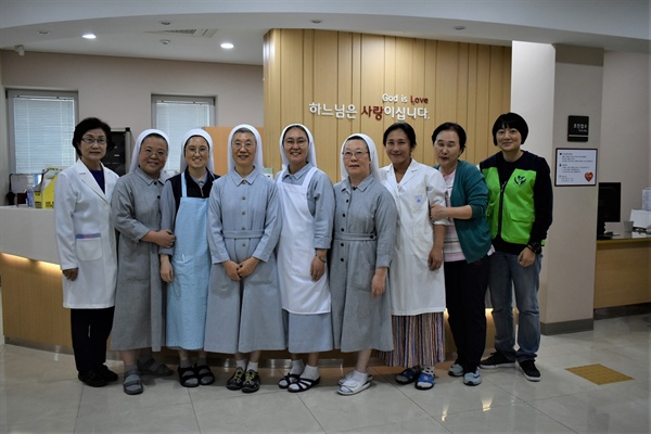 안산빈센트병원은 다양한 자원봉사자와 후원자들과 함께 가난하고 어려운 이들에게 무료진료를 실시하고 있다. 왼쪽에서 4번째가 원장 김성희 수녀