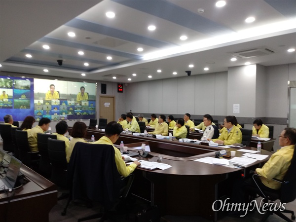 박준하 인천시 행정부시장은 10월 1일 오전 인천시청 재난상황실에서 태풍 '미탁'에 대비하기 위해 재난관련 실·국장들과 함께 사전 점검에 나섰다.