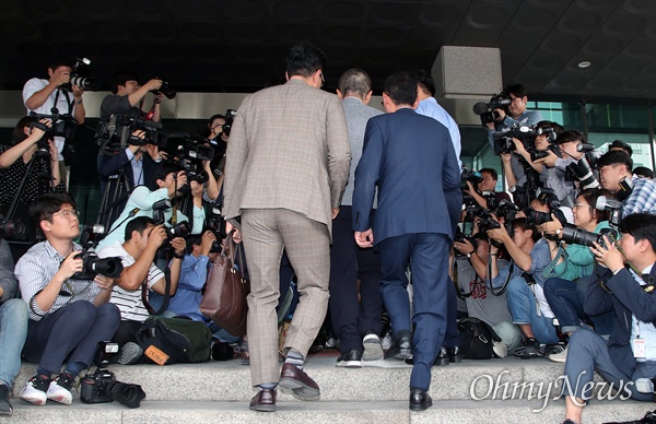황교안 자유한국당 대표가 1일 오후 서울 양천구 남부지방검찰청에서 국회 패스트트랙 (신속처리안건)충돌 사건과 관련 조사를 받기 위해 출석하고 있다.
