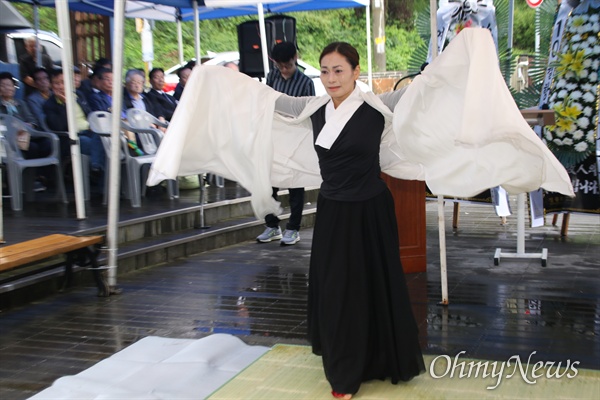 1일 오전 대구 가창댐 수변공원에서 열린 10월항쟁 위령제에서 춤꾼 박정희(대구 북구의원)씨가 진혼무를 추고 있다.