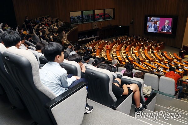 1일 오후 국회 본회의장에서 교육·사회·문화 분야 대정부질문이 열린 가운데 국회를 방문한 초등학생들이 방청하고 있다. 