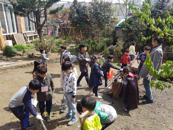 철봉집을 찾은 꼬마 손님들. 이곳도 고은설 대표 혼자가 아닌 동네 사람들의 손길로 완성됐다. 