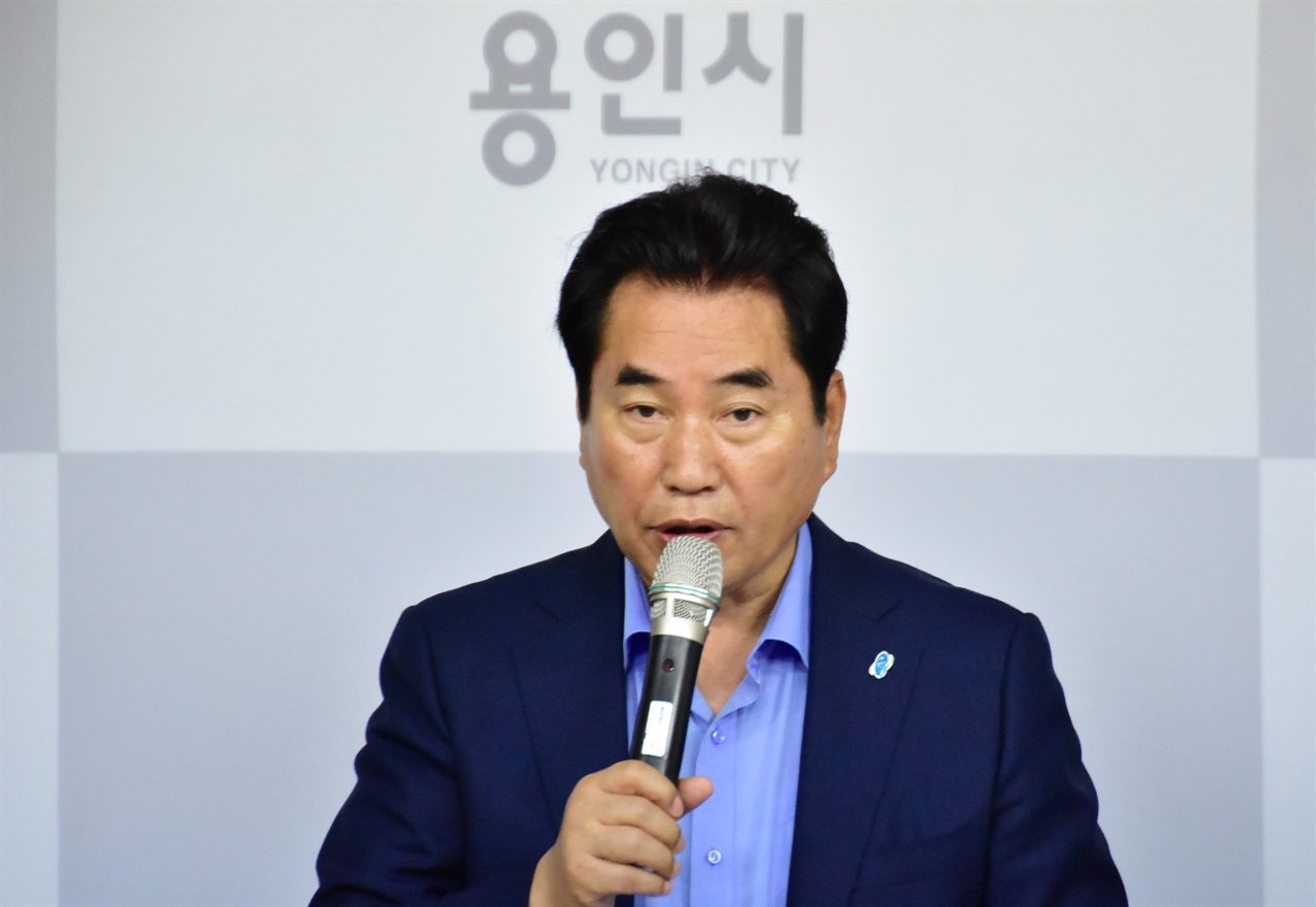  “실효임박한 12개 장기미집행공원 모두 공원조성하겠다”고 밝히는 백군기 용인시장