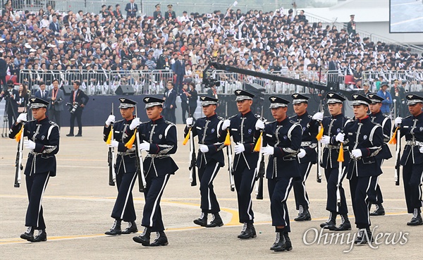 2019년 10월 1일 국군의 날을 맞아 대구 공군기지(제11전투비행단)에서 열린 '제71주년 국군의 날 행사'에서 각군 장병들이 의장행사를 선보이고 있다.