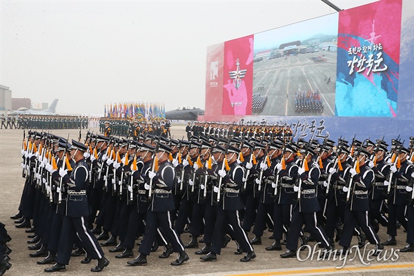 2019년 10월 1일 국군의 날을 맞아 대구 공군기지(제11전투비행단)에서 열린 '제71주년 국군의 날 행사'에서 각군 의장대가 열병식을 선보이고 있다.