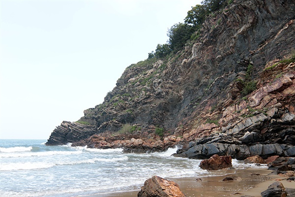 지각변동을 보여주는 해변가 암석 모습.