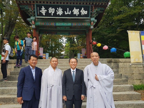  윤재옥 국회의원이 해인사를 찾아 현응 주지스님을 만나 환단했다.