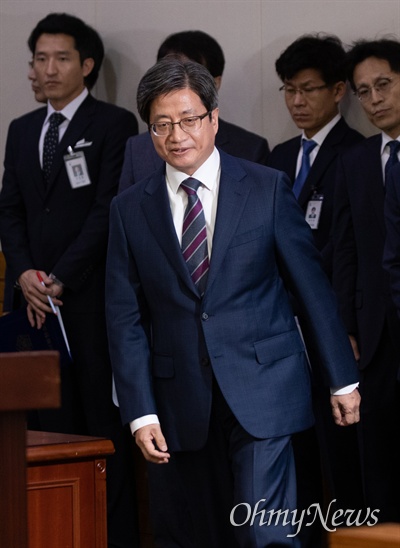 김명수 대법원장이 2일 오전 서울 서초구 대법원에서 열린 국정감사에서 업무보고를 하기 위해 단상으로 이동하고 있다.