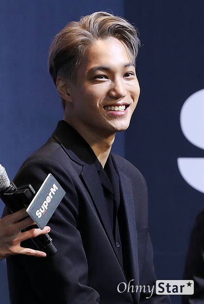 '슈퍼엠' 카이, 멋있는 웃음 SuperM(슈퍼엠)의 카이가 2일 오전 서울 용산구의 한 호텔에서 열린 론칭 기자회견에서 자신들의 곡에 맞춰 몸을 흔들고 있다. SuperM(슈퍼엠)은 SM엔터테인먼트와 미국 캐피톨 뮤직 그룹이 손잡고 선보이는 글로벌 프로젝트 그룹으로 슈퍼엠의 엠은 '매트릭스(MATRIX) & 마스터(MASTER)'의 약자이며 샤이니 태민, 엑소 백현과 카이, NCT 127의 태용과 마크, 중국 그룹 WayV 루카스와 텐 등 7명의 아티스트가 모인 연합팀이다.