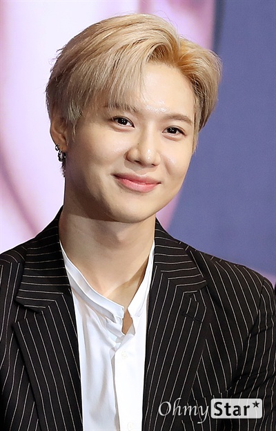 '슈퍼엠' 태민, 부드러운 슈퍼맨 SuperM(슈퍼엠)의 태민이 2일 오전 서울 용산구의 한 호텔에서 열린 론칭 기자회견에서 미소를 짓고 있다.
SuperM(슈퍼엠)은 SM엔터테인먼트와 미국 캐피톨 뮤직 그룹이 손잡고 선보이는 글로벌 프로젝트 그룹으로 슈퍼엠의 엠은 '매트릭스(MATRIX) & 마스터(MASTER)'의 약자이며 샤이니 태민, 엑소 백현과 카이, NCT 127의 태용과 마크, 중국 그룹 WayV 루카스와 텐 등 7명의 아티스트가 모인 연합팀이다.