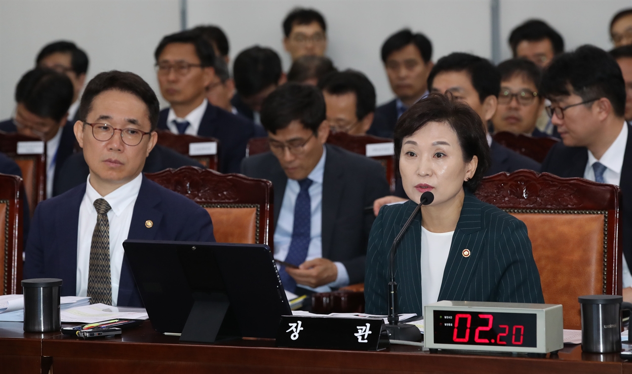 김현미 국토교통부 장관이 2일 정부세종청사에서 열린 국회 국토교통위원회 국정감사에서 의원 질의에 답하고 있다