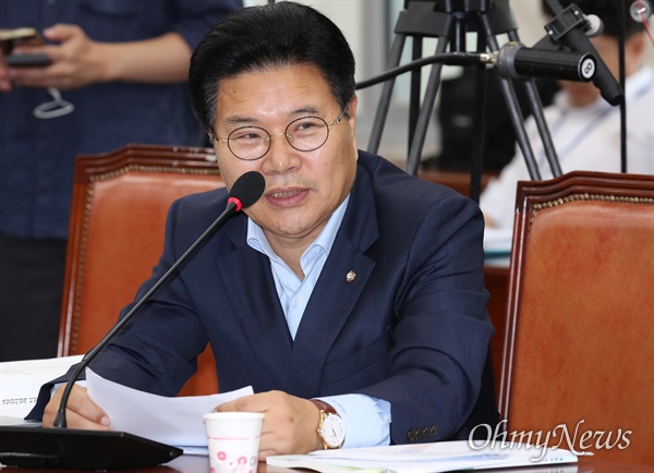 홍문종 우리공화당 의원이 2019년 10월 2일 국회에서 열린 교육위원회의 교육부 국정감사에서 질의하고 있다. 