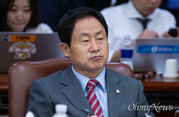 자유한국당 주광덕 의원이 2일 오전 서울 서초구 대법원에서 열린 법사위원회 국정감사에 참석하고 있다. 