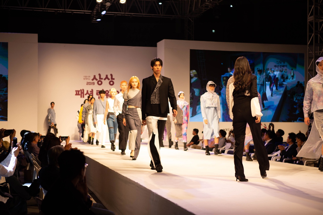 KT&G가 지난 19일 ‘서울시와 함께하는 2019 상상 패션런웨이’ 행사를 진행했다. 사진은 청년들이 창신·숭인 지역 봉제장인들과 협업으로 제작한 작품을 선보인 패션쇼 현장