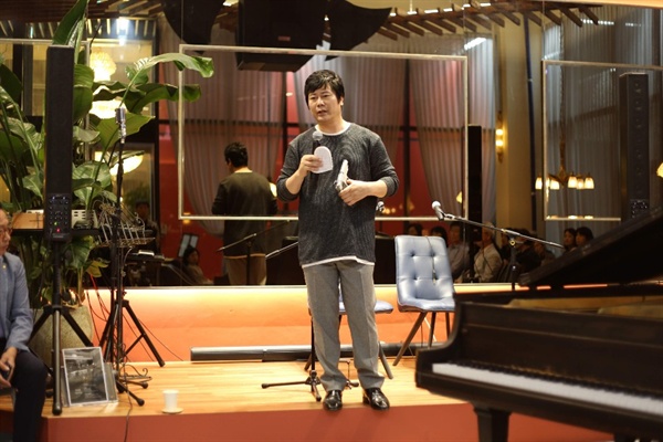 천안에서 열린 북콘서트에서 연세영이 영화소품용 권총으로 김상옥의 죽음을 이야기하고 있다.