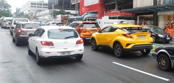 여느 대도시와 다름없이 사람과 자동차로 복잡한 오클랜드(Auckland)