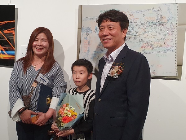 초등생인 양지호 군이 자신이 그리고 촬영한 지도사진 작품 앞에서 어머니, 김태호 서울교통공사 사장 등과 함께 기념사진을 촬영했다.