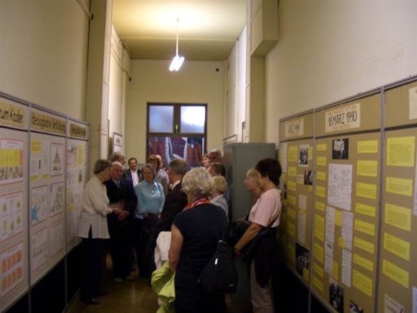 라이프치히 동독 국가보위부(슈타지) 분원자리에 만들어진 박물관에서 통일 전 슈타지 행위에 대한 설명을 듣고 있는 관람객 .