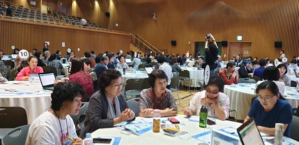 10월 1일 서울시청 대강당에는 100여 명의 토론 참가자들이 모여 열띤 토론이 이루어졌다.