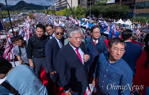 지난 2019년 10월 3일 오후 서울 광화문광장에서 자유한국당의 한정유린타도 및 위선자 조국 사퇴 촉구 집회와 범국민투쟁본부의 대한민국 바로세우기 국민대회가 동시에 열리고 있다. 무대위에 전광훈 목사와 오세훈 전 서울시장 등이 올라와 있다.