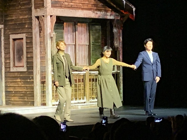  손정은 MBC 아나운서가 연극 <미저리> 공연 후 동료들과 함께 관객에게 인사하고 있다.