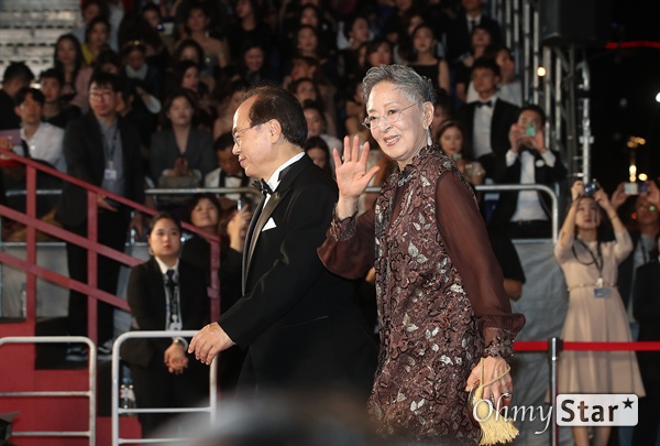 배우 김지미가 3일 오후 부산 해운대구 영화의전당에서 열린 제24회 부산국제영화제(BIFF) 개막식에 참석해 레드카펫을 걸으며 입장하고 있다.