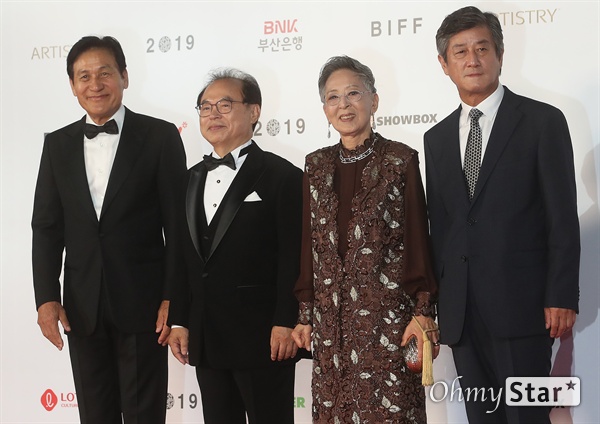  오거돈 부산시장과 이용관 BIFF 이사장, 배우 안성기, 김지미가 3일 오후 부산 해운대구 영화의전당에서 열린 제24회 부산국제영화제(BIFF) 개막식에 참석해 레드카펫을 걸으며 입장하고 있다.