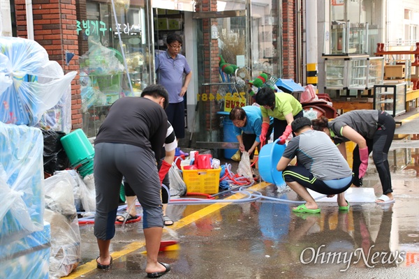 제18호 태풍 '미탁'이 휩쓸고간 경북 영덕군 강구시장. 지난해에 이어 올해도 피해를 입은 가운데 3일 시장 상인들이 나와 청소를 하고 있다.