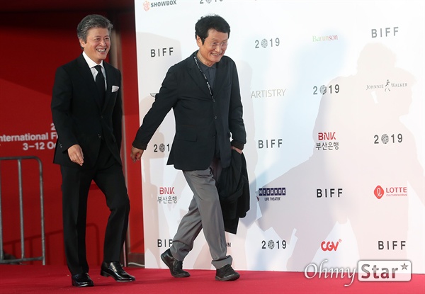  배우 문성근, 권해효가 3일 오후 부산 해운대구 영화의전당에서 열린 제24회 부산국제영화제(BIFF) 개막식에 참석해 레드카펫을 걸으며 입장하고 있다.