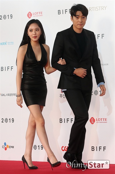 배우 서지석, 이열음이 3일 오후 부산 해운대구 영화의전당에서 열린 제24회 부산국제영화제(BIFF) 개막식에 참석해 레드카펫을 걸으며 입장하고 있다.