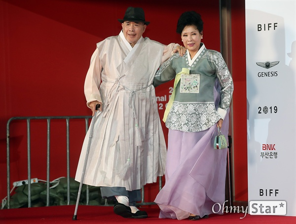  배우 김희라와 부인 김수연씨가 3일 오후 부산 해운대구 영화의전당에서 열린 제24회 부산국제영화제(BIFF) 개막식에 참석해 레드카펫을 걸으며 입장하고 있다.