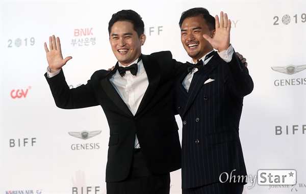  영화<아이엠어 파일럿> 김대현 감독이 3일 오후 부산 해운대구 영화의전당에서 열린 제24회 부산국제영화제(BIFF) 개막식에 참석해 레드카펫을 걸으며 입장하고 있다.