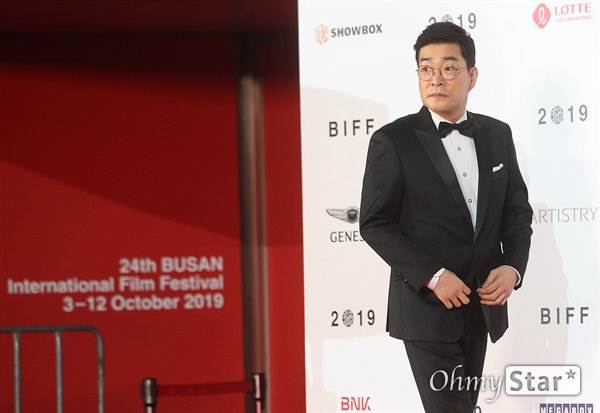  배우 손현주가 3일 오후 부산 해운대구 영화의전당에서 열린 제24회 부산국제영화제(BIFF) 개막식에 참석해 레드카펫을 걸으며 관객들에게 인사하고 있다.