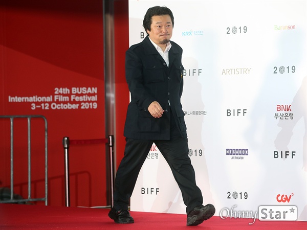  영화<대통령의 7시간> 감독 이상호가 3일 오후 부산 해운대구 영화의전당에서 열린 제24회 부산국제영화제(BIFF) 개막식에 참석해 레드카펫을 걸으며 입장하고 있다.