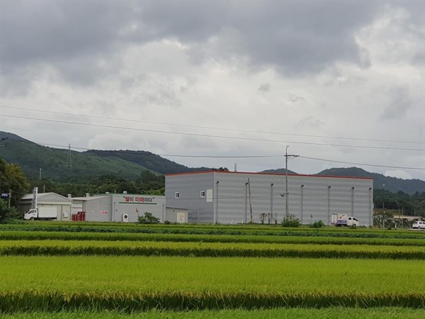 서산시 해미면 삼송리에 위치한 공장 전경. '쌀이 미래이다'란 문구가 보인다. 