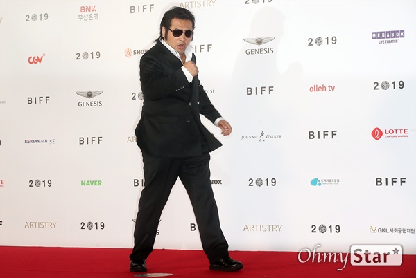  배우 김보성이 3일 오후 부산 해운대구 영화의전당에서 열린 제24회 부산국제영화제(BIFF) 개막식에 참석해 레드카펫을 걸으며 입장하고 있다.