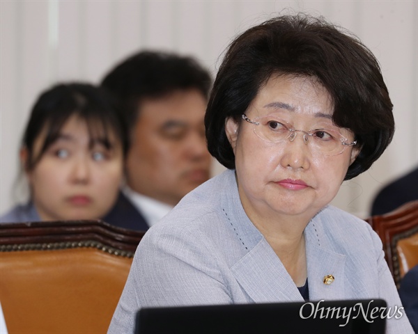 보건복지부장관 후보자로 지명된 김승희 전 자유한국당 의원이 지난 2019년 10월 4일 국회에서 열린 보건복지위의 보건복지부 국정감사에 참석하고 있다.