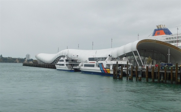 관광객이 많은 나라 뉴질랜드, 항구 시설이 현대적으로 잘 조성되어 있다. 