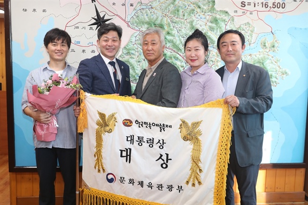 고성오광대가 제60회 한국민속예술축제에서 대상인 대통령상을 받았다. 사진 왼쪽 두번째는 백두현 고성군수.