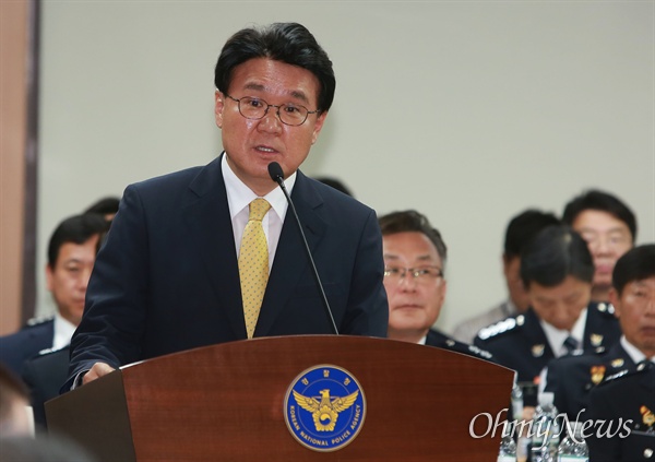 황운하 대전경찰청장이 4일 오후 서울 서대문구 경찰청에서 열린 국회 행안위 국정감사에 증인으로 출석해 발언하고 있다.