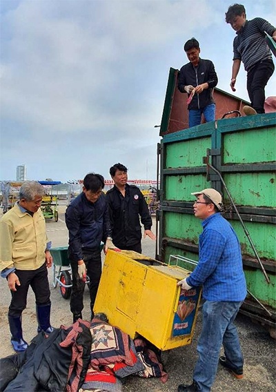 자유한국당 강릉당협 소속 의원과 당직자들이 태풍 '미탁'이 쓸고간 강릉시 저동 진안상가에서 수해복구 봉사 활동을 하고있다.