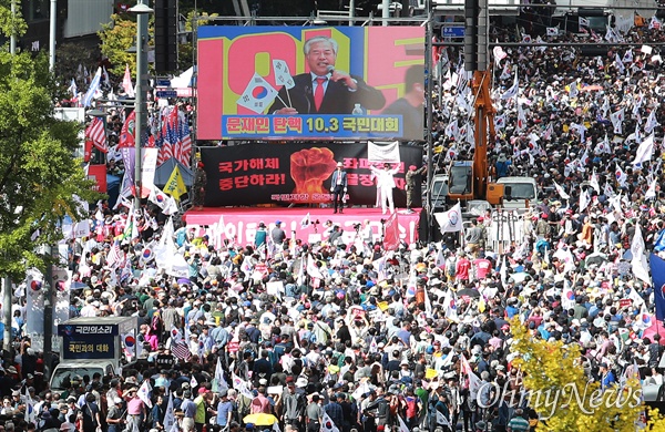 10.3 광화문집회 연설하는 전광훈 목사 3일 오후 서울시청앞에서부터 광화문광장까지 한국교회기도연합 주최 '한국교회 기도의 날', 문재인하야 범국민투쟁본부(총괄대표 한기총 전광훈 목사. 총괄본부장 이재오 전 장관) 주최 '문재인 하야 범국민투쟁대회', 자유한국당 주최 '문재인 정권의 헌정유린 중단과 위선자 조국 파면 촉구 광화문 규탄대회'가 열리고 있다. 전광훈 목사 연설 모습이 대형모니터에 나오고 있다.