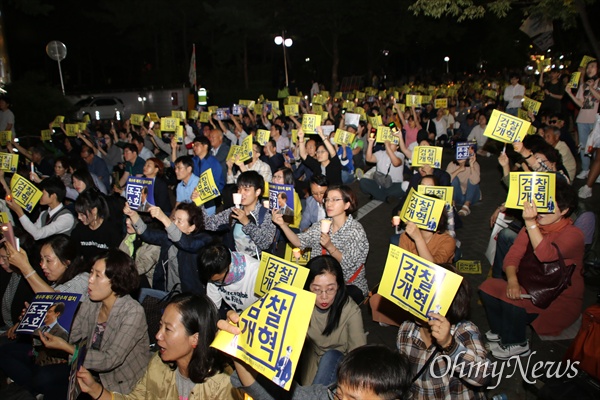 대구시민 1000여 명은 4일 오후 2.28기념중앙공원 서편 골목에 모여 '조국 수호'와 '검찰개혁'을 외치며 촛불을 들었다.