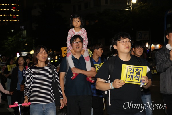 검찰개혁을 촉구하며 4일 오후 대구 2.28기념중앙공원에 모인 대구시민들이 거리행진을 벌이고 있다.