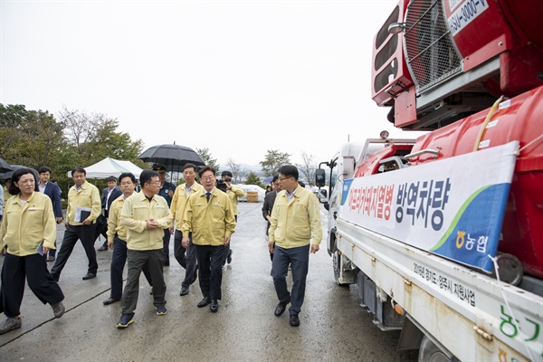  이재명 경기도지사가 지난 2일 양주시의 아프리카돼지열병(ASF) 제1거점소독시설을 찾아 방역장비 및 시설 등을 살펴보며 방역상황을 점검하고 있다.