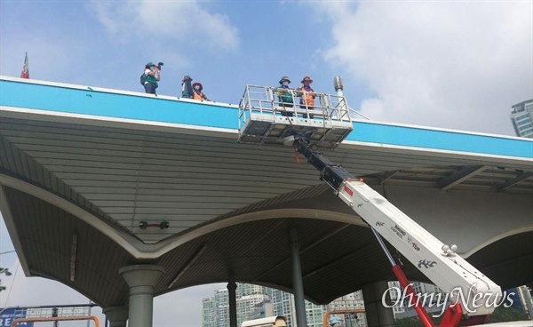 한국도로공사의 '직접 고용'을 요구하며 경부고속도로 서울요금소 지붕에 올라가 98일간 '고공농성을 벌인 요금수납원들이 10월 5일 오후 1시경 내려왔다.